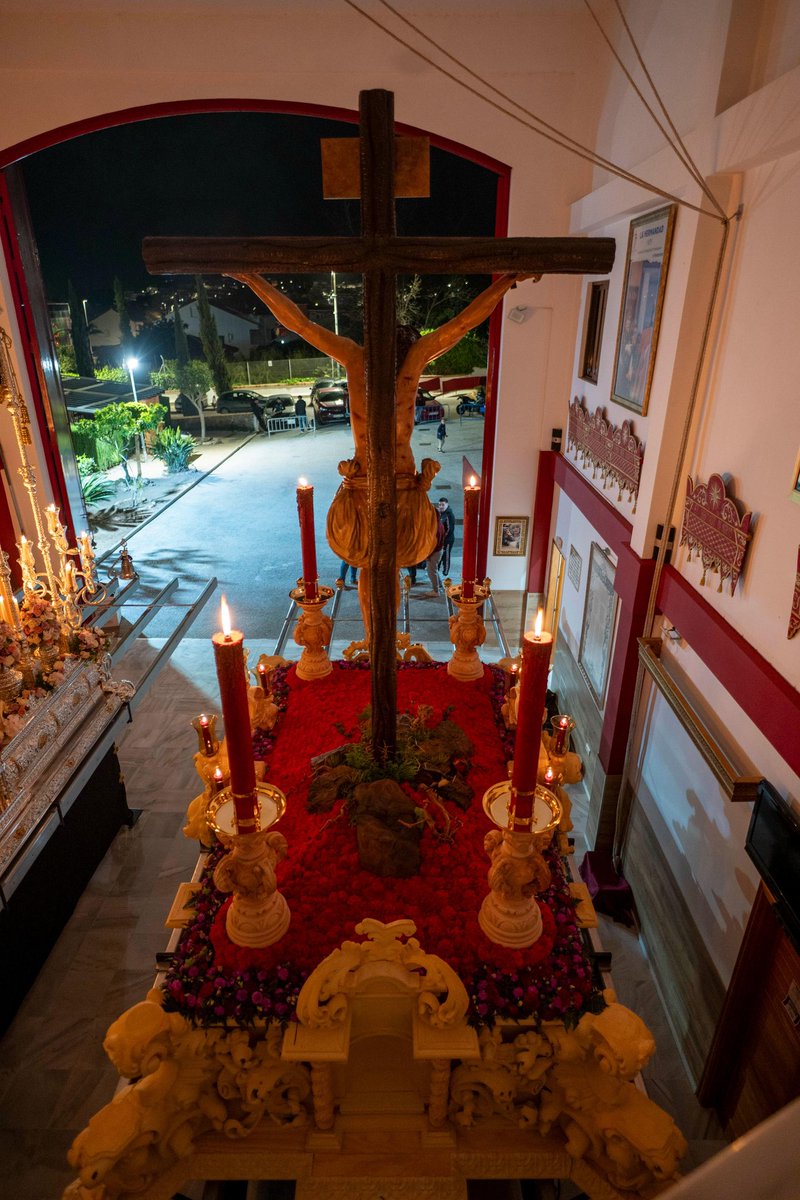 El Santísimo Cristo de Hermandad y Caridad luce en su trono procesional los nuevos estrenos (talla de los hachones y arbotantes) realzando la luminosidad que le proporciona. El exorno floral del monte está compuesto de claveles rojos en su conjunto bordeado por un friso de tonos