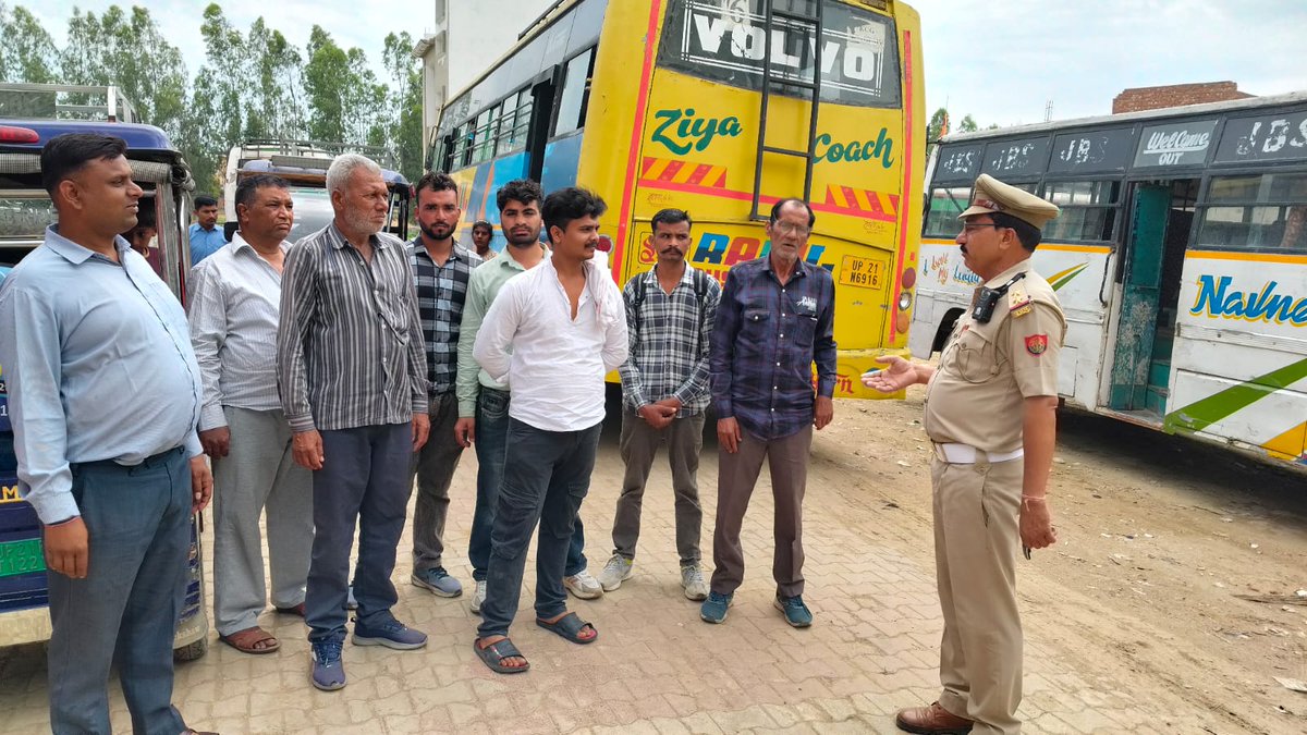 कांठ,में टीएसआई जितेंद्र तोमर व सीपी आकाश राठी के नेतृत्व में ई-रिक्शा, टेंपो और बस चालकों को यातायात नियमों के प्रति जागरूक किया गया। चालकों को हेलमेट, सीट बेल्ट, स्पीड लिमिट और सुरक्षित ड्राइविंग के बारे में दी गई जानकार नियमों का पालन कर सड़क हादसों को रोकने की अपील