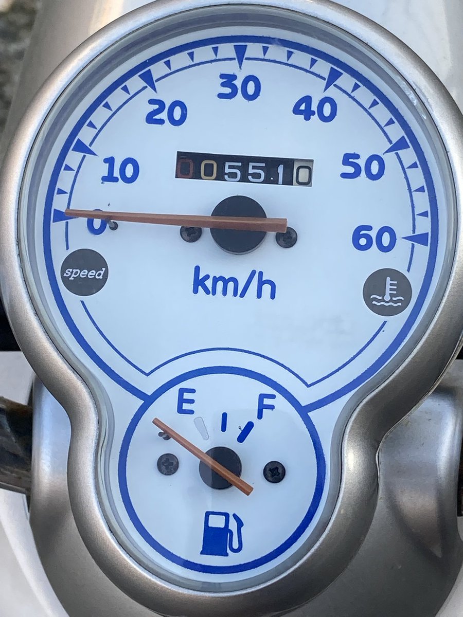 junkbox178's tweet photo. 2年前に販売した走行距離442kmのビーノが、距離が100キロ伸びただけでほぼそのままの状態で戻って来ました❗️

この2年の間にタイヤにひびが入ってしまったのでタイヤ交換してから売り出す予定ですが、『このままでいいから安くして〜』という方はお早めに連絡いただければ対応させていただきます😊

#ヤマハ #原付スクーター #vino #ビーノ #SA26J #現状販売 #バイクパーツのジャンクボックス