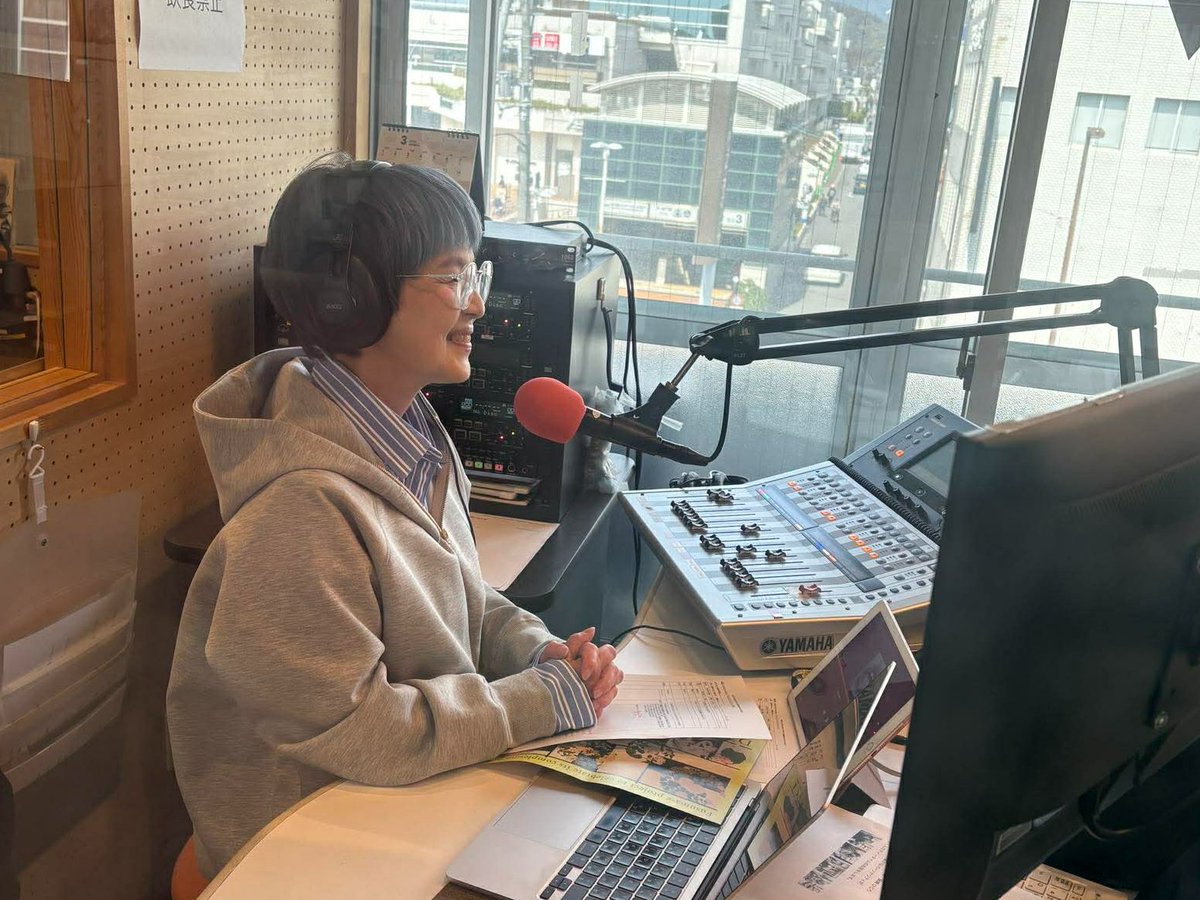 radiomixkyoto's tweet photo. 3月30日（月）【makicomi x kyoto 月曜日】
🎧12:00～12:55放送（21:00～21:55再放送）🎧
パーソナリティ：嵯峨根さちこ

月曜日・最終回です🥹！
さがねっちへ、メッセージ💌いっぱい、たくさん、どしどし、じゃんじゃん、送ってくださいね😘

#fm870 #卒業 #ラジオ #3月 
#感謝 #ありがとう https://t.co/kMxqkA7vxN