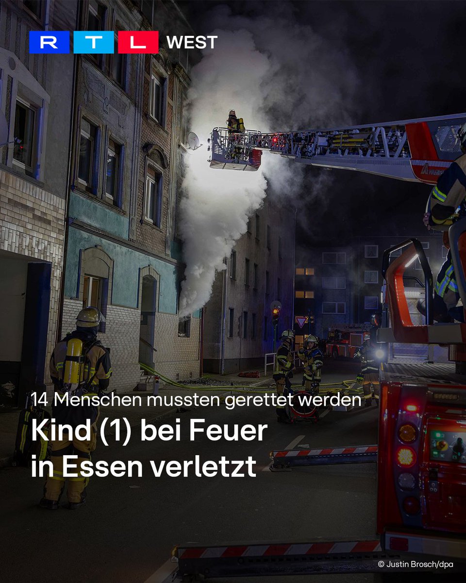 RTLWEST's tweet image. Bei einem #Brand in einem Mehrfamilienhaus in #Essen sind 14 Menschen von der #Feuerwehr gerettet worden. Als die Einsatzkräfte am Donnerstagabend (26.03.) eintrafen, standen mehrere Bewohner an den Fenstern und riefen um #Hilfe. Aus einer Erdgeschosswohnung schlugen #Flammen,