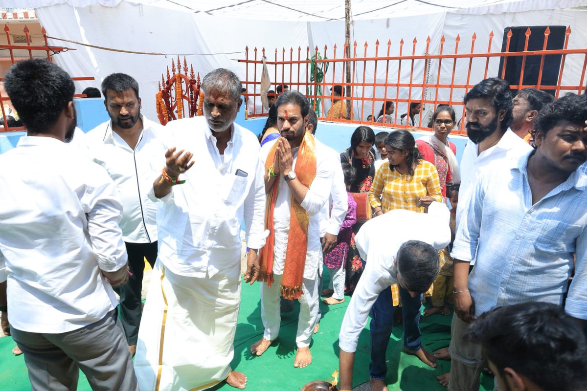 Raviyadav_bjp's tweet image. శ్రీరామ నవమి పర్వదినం సందర్భంగా మాదాపూర్‌లో  నిర్వహించిన శ్రీ సీతారాముల దివ్య కళ్యాణ మహోత్సవంలో పాల్గొనడం జరిగింది.
ఆ శ్రీరామచంద్రుని ఆశీస్సులతో ప్రతి ఇంటికి శాంతి సౌభాగ్యం, సంతోషం కలగాలని కోరుకున్నాను.

#SriRamaNavami #jaishriram #RamaNavami #sitharamakalyanam #BJP #BJPTelangana