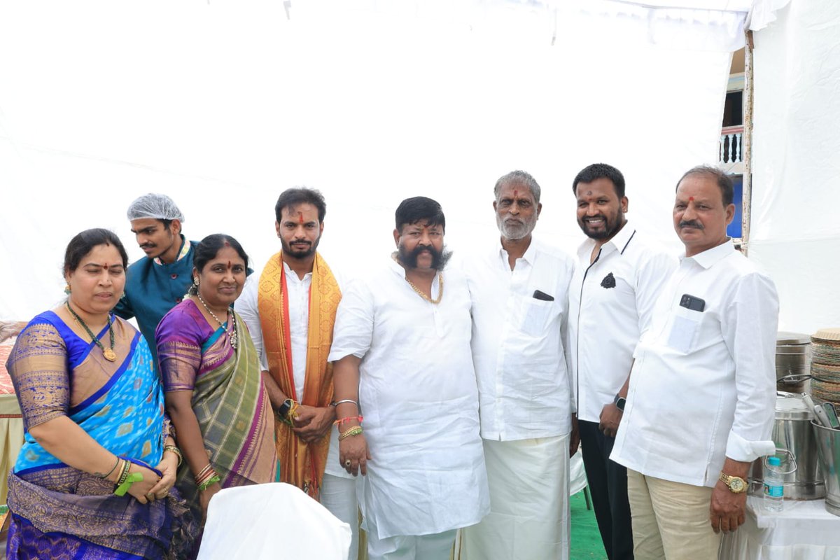 Raviyadav_bjp's tweet image. శ్రీరామ నవమి పర్వదినం సందర్భంగా మాదాపూర్‌లో  నిర్వహించిన శ్రీ సీతారాముల దివ్య కళ్యాణ మహోత్సవంలో పాల్గొనడం జరిగింది.
ఆ శ్రీరామచంద్రుని ఆశీస్సులతో ప్రతి ఇంటికి శాంతి సౌభాగ్యం, సంతోషం కలగాలని కోరుకున్నాను.

#SriRamaNavami #jaishriram #RamaNavami #sitharamakalyanam #BJP #BJPTelangana