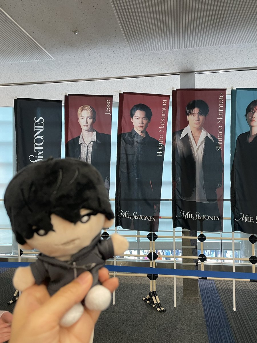 Dodoask12's tweet photo. ほっくんの最初の挨拶目の前でやばかった。挨拶順番待ってる間下から出てくる風で涼んでた。汗までしっかり見えた。

松村北斗くんは、実在した。

私のツアーは、これで最初で最後だけど最高でした！！ありがとうSixTONES😭😭 https://t.co/CDFm9X8LXW