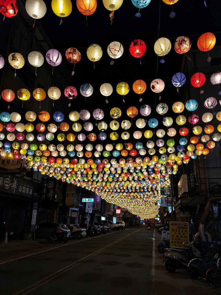 Keroro_3's tweet photo. 3月22日來拍攝雲林縣斗六市的太平老街 (Taiping Old Street) 「太平老街燈籠海」,這裡彩繪燈籠有一萬八千多盞長達一公里多,燈會從去年12月底點燈一直到今年的3月31日結束。#斗六福德宮 #太平老街 #TaipingOldStreet #斗六 #Douliu #雲林 #Yunlin #Taiwan #LanternFestival #ランタンフェスティバル https://t.co/OmoMj05Baa