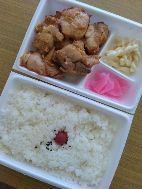 VIVAふかがわのともぴー　3月20日 #FMわたらせ 「おいしいぞ！たのしいぞ！ふかがわ！」で日の丸亭深川店の唐揚げ弁当を紹介（写真）。日の丸亭は全国チェーンですがSNSで調べるとお店によって唐揚げにも違いがあり茨城県日立市にある日の丸亭滑川店が似た感じの唐揚げだそうです。興味ある方はぜひ。