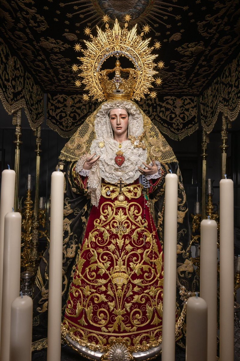 🪡 La Virgen de la Caridad espera sobre su trono la llegada del Viernes Santo.

📿 Vestida por Guillermo Briales con saya burdeos del taller de la cofradía y encaje de Bruselas del XIX. Porta la corona de Seco Velasco.

<a href="/AmoryCaridad/">Cofradía del Amor</a> | #CofradíasMLG

📸 <a href="/LMFotosCofrades/">LMFotosCofrades</a>