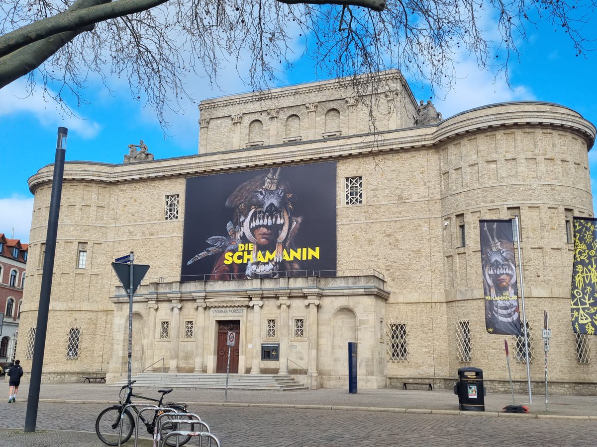Ayer se inauguró en el museo de Halle (Alemania) "Die Schamanin", una muestra que recorre el chamanismo en la Prehistoria y para la que han contado con los #PréstamosMAN de 3 piezas de cestería mesolítica de la cueva de los Murciélagos. 

La muestra se podrá visitar hasta el 1/11