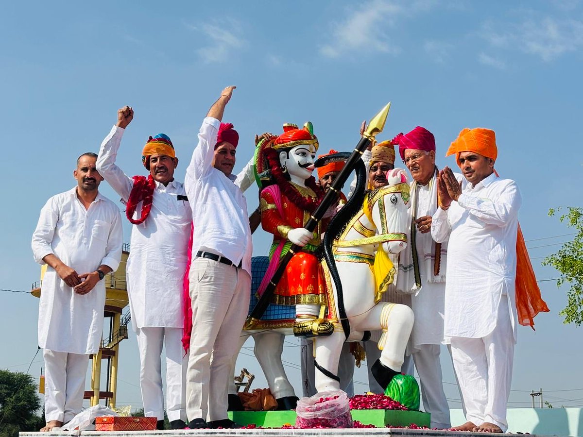 meelrajaram's tweet photo. मेरे पैत्रक गांव निरबाना सूरतगढ़ में लोकदेवता वीर वीर तेजाजी महाराज की मूर्ति स्थापना के पावन कार्यक्रम में शामिल होने का सौभाग्य प्राप्त हुआ। https://t.co/37Vz9id3iy