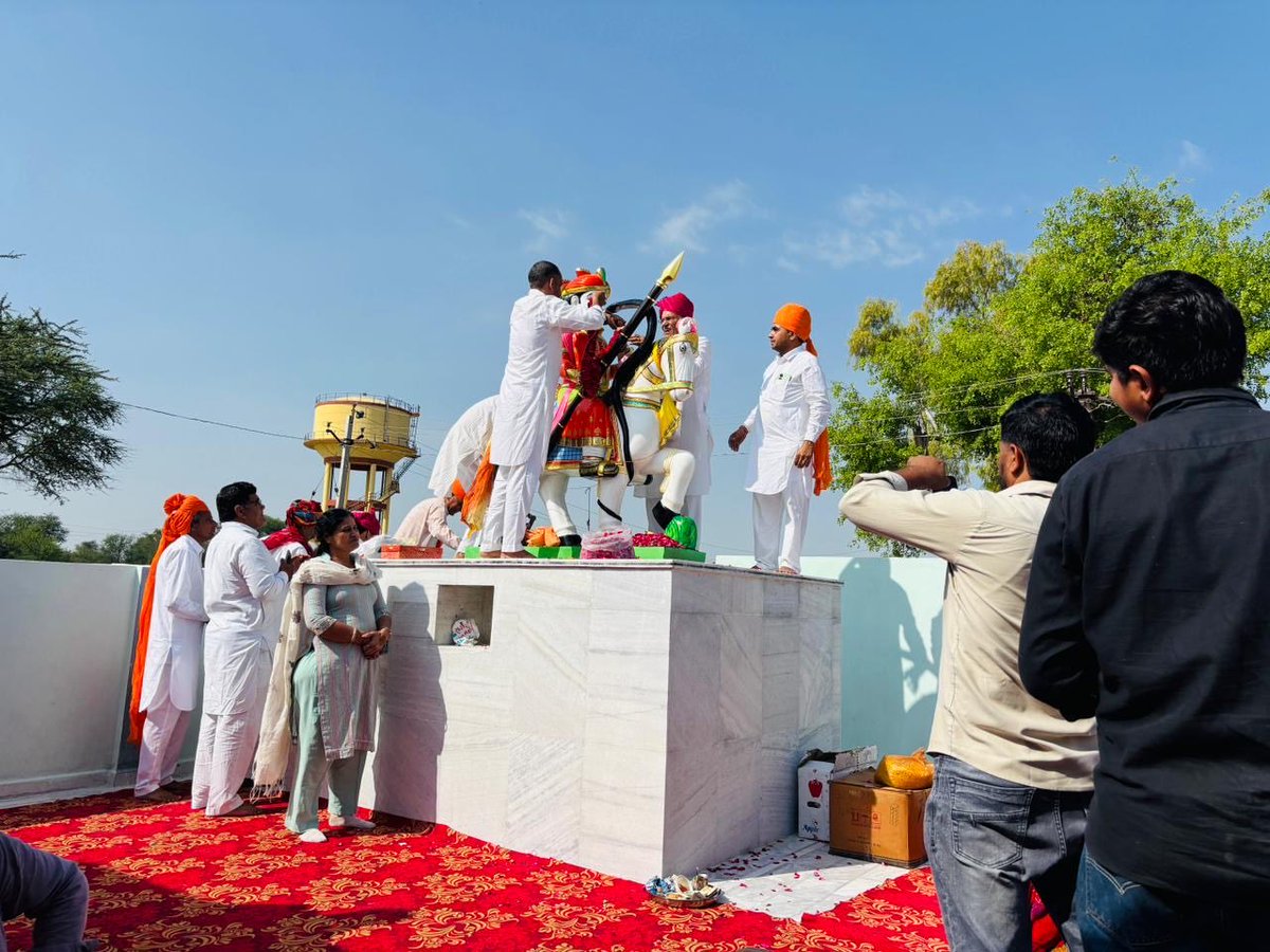 meelrajaram's tweet photo. मेरे पैत्रक गांव निरबाना सूरतगढ़ में लोकदेवता वीर वीर तेजाजी महाराज की मूर्ति स्थापना के पावन कार्यक्रम में शामिल होने का सौभाग्य प्राप्त हुआ। https://t.co/37Vz9id3iy