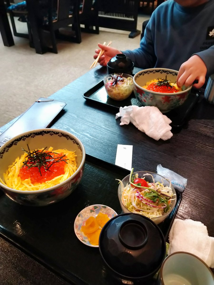 春休み3日目。
嫁さんの会社の付き合いで頂いた日本料理屋の商品券で晩ごはん。
嫁さんと自分は天丼。子供達はイクラ丼。大変美味しゅう御座いました!🤤 