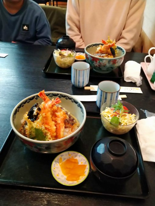 春休み3日目。
嫁さんの会社の付き合いで頂いた日本料理屋の商品券で晩ごはん。
嫁さんと自分は天丼。子供達はイクラ丼。大変美味しゅう御座いました!🤤 
