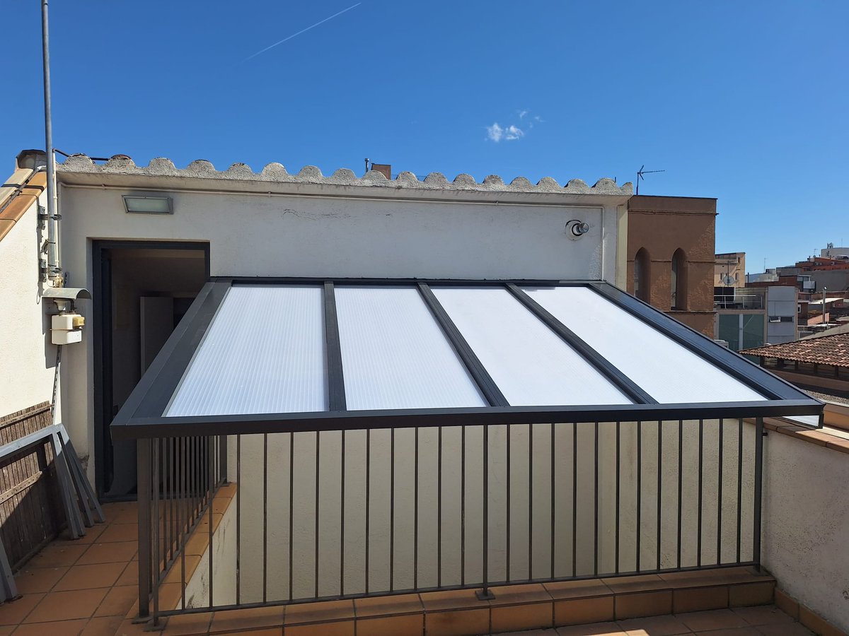AluminioPonsico's tweet photo. Techo de policarbonato transparente de 2 camaras de la serie STILO 60 RPT en lacado standard gris mate
https://t.co/x6pCeLBtHH https://t.co/RfMvLexP6j