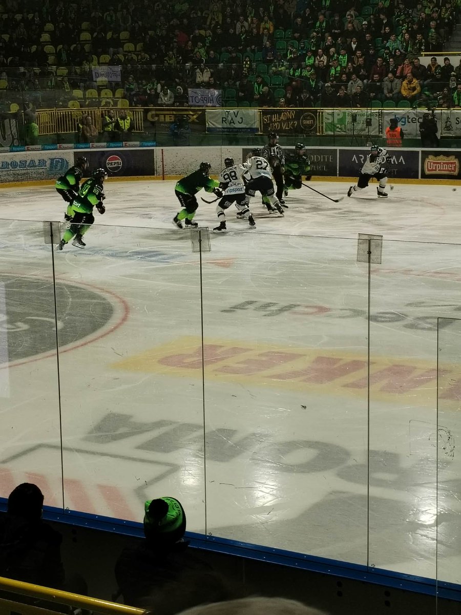 powerplaycast's tweet photo. Momentky zo zápasu Žilina vs. Poprad. Zápas sa niesol v znamení rýchlych prechodov a tvrdej hry. Dôležité víťazstvo získal Poprad, ktorý môže rozhodnúť sériu na domácej pôde. Na zimnom štadióne vládla výborná atmosféra aj vďaka fanúšikom hostí, ktorí dnes hnali svoj tím dopredu. https://t.co/UcLc9WGpop