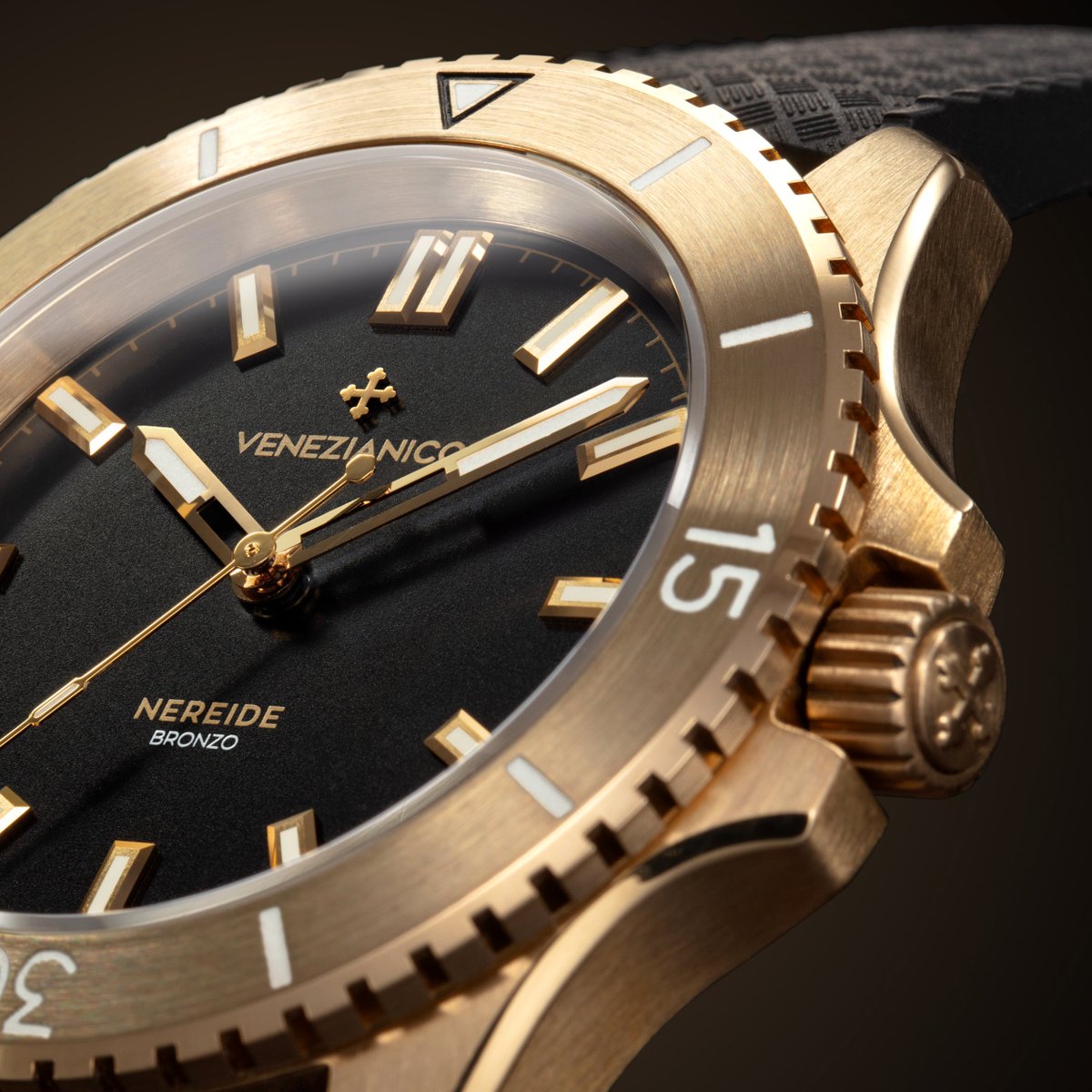 allwatchessg's tweet photo. Bronze, once trusted by 19th-century Venetian divers, returns on the Nereide Bronzo 39. Resilient in brackish waters, it evolves with a natural patina – protecting the case, making each watch uniquely yours. 

#AllWatches #Venezianico #NereideBronzo #BronzeWatch #Patina https://t.co/lXNA4wrCr1