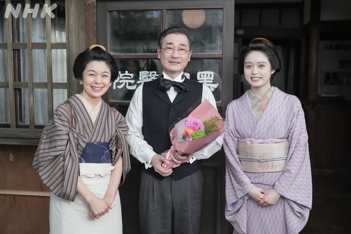 💐#ばけばけクランクアップ
出演者のクランクアップの様子をお届けします

黒田役：#安井順平 さん

トキに幸せを告げる重要な役割を担って下さった安井さんです。
トキの喜びに寄り添う医師を、包み込むような優しい笑顔で演じて下さいました。

#髙石あかり #奥田ワレタ
#ばけばけ