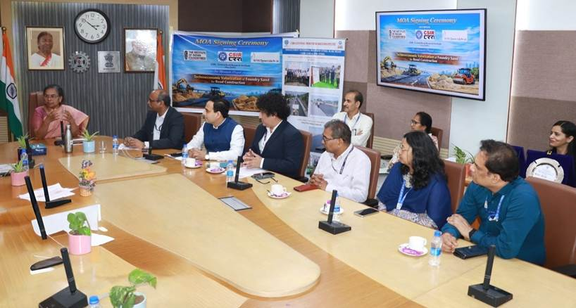 PIB_India's tweet image. Turning Foundry Waste into Roads: #CSIR-Central Road Research Institute (CSIR-CRRI), Institute of Indian Foundrymen (IIF), and Suyog Elements join hands for sustainable infrastructure

The partnership aims to develop and facilitate innovative, sustainable, and scalable solutions