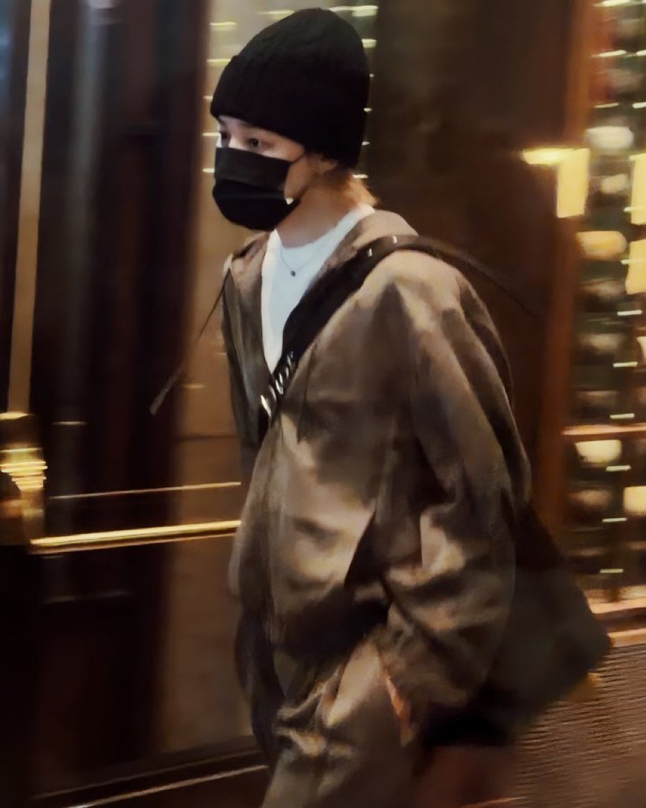 무슨 저런옷을 입고 2.0을 추냐 미미야 사복입고 올라가라 진심 스타일리스트 머리끄댕이 잡고 싶네