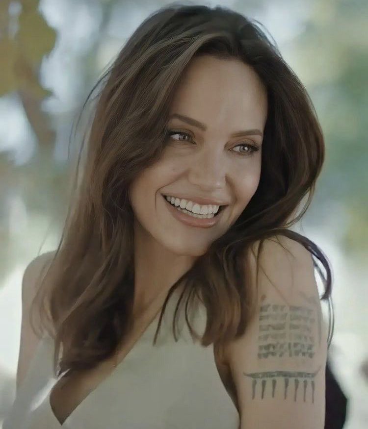 angelina tweet media