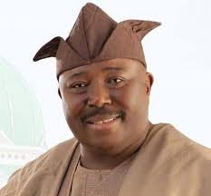 MobilePunch's tweet photo. 𝐀𝐥𝐥𝐢 𝐭𝐨 𝐛𝐞 𝐜𝐫𝐨𝐰𝐧𝐞𝐝 𝐈𝐛𝐚𝐝𝐚𝐧 𝐎𝐛𝐚 𝐚𝐦𝐢𝐝 𝐠𝐨𝐯 𝐛𝐢𝐝    

https://t.co/fJBRkeTJup https://t.co/ojJ5OGkwD2