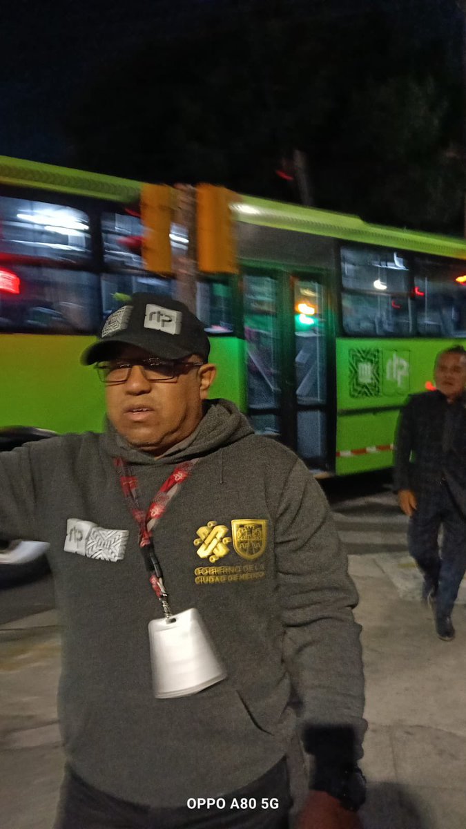 sttpcdmx's tweet photo. Este servidor público de @GobCDMX supervisor de @RTP_CiudadDeMex hostiga y amenaza a compañeros operadores de autobuses en SEFI apoyo línea 2 del @MetroCDMX llamado a @DanielArcosRTP a instruir a su personal TRATO RESPETUOSO @ClaraBrugadaM 
@HMBM_16 @CRISTOPEPE25 @FREDIGO17506733 https://t.co/twyraEuwC1