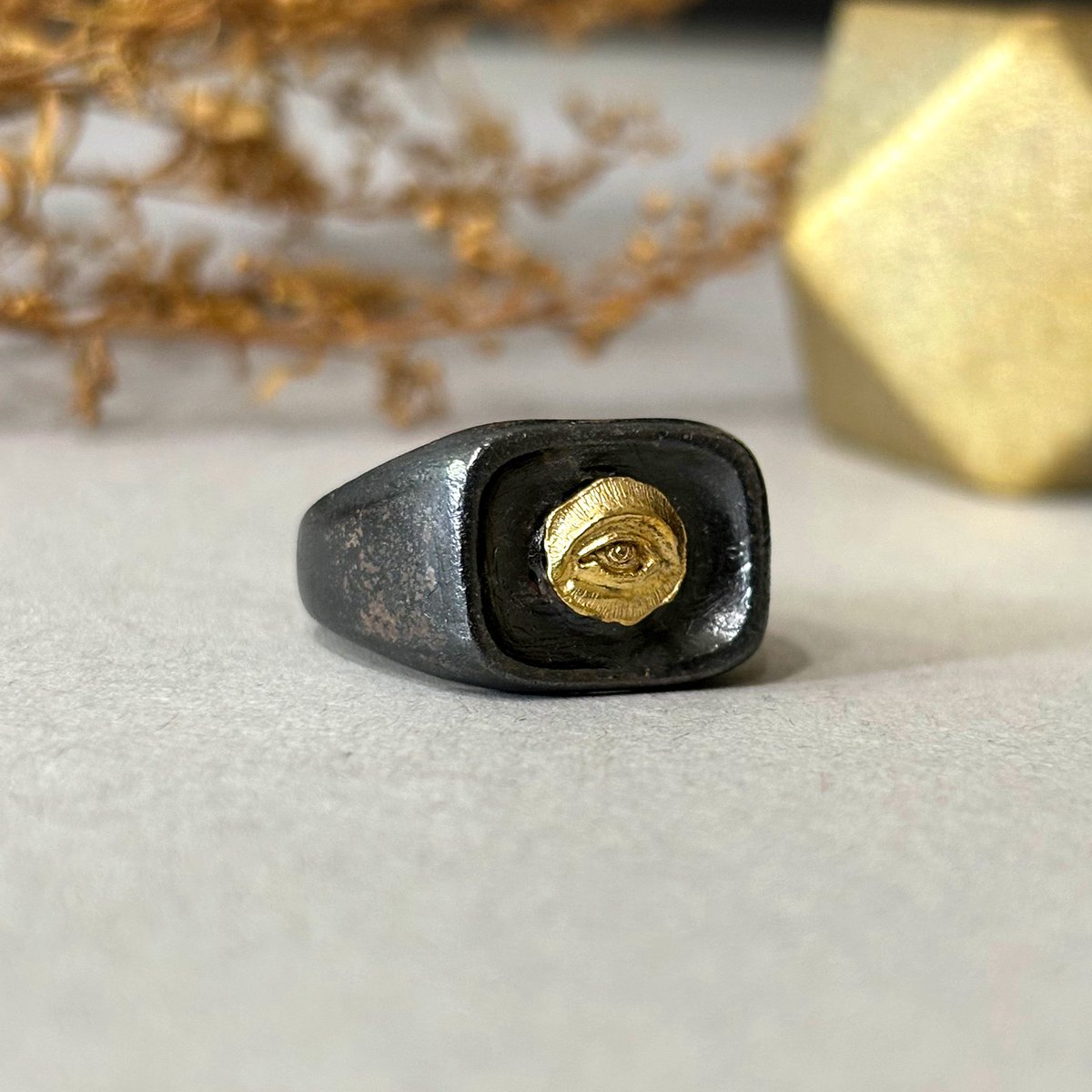 hata1987's tweet photo. ・Covered eye ring Black (sv925)
11号,13号がOLSに入荷致しました。

全体を色濃く燻した印台のリングに、
ブラス(真鍮)製の眼差しを飾った指輪です。

#アクセサリー #アートジュエリー
 #artjewelry #statementjewelry #入荷

https://t.co/T6p0Ybo4fr https://t.co/R4soiXbvM5