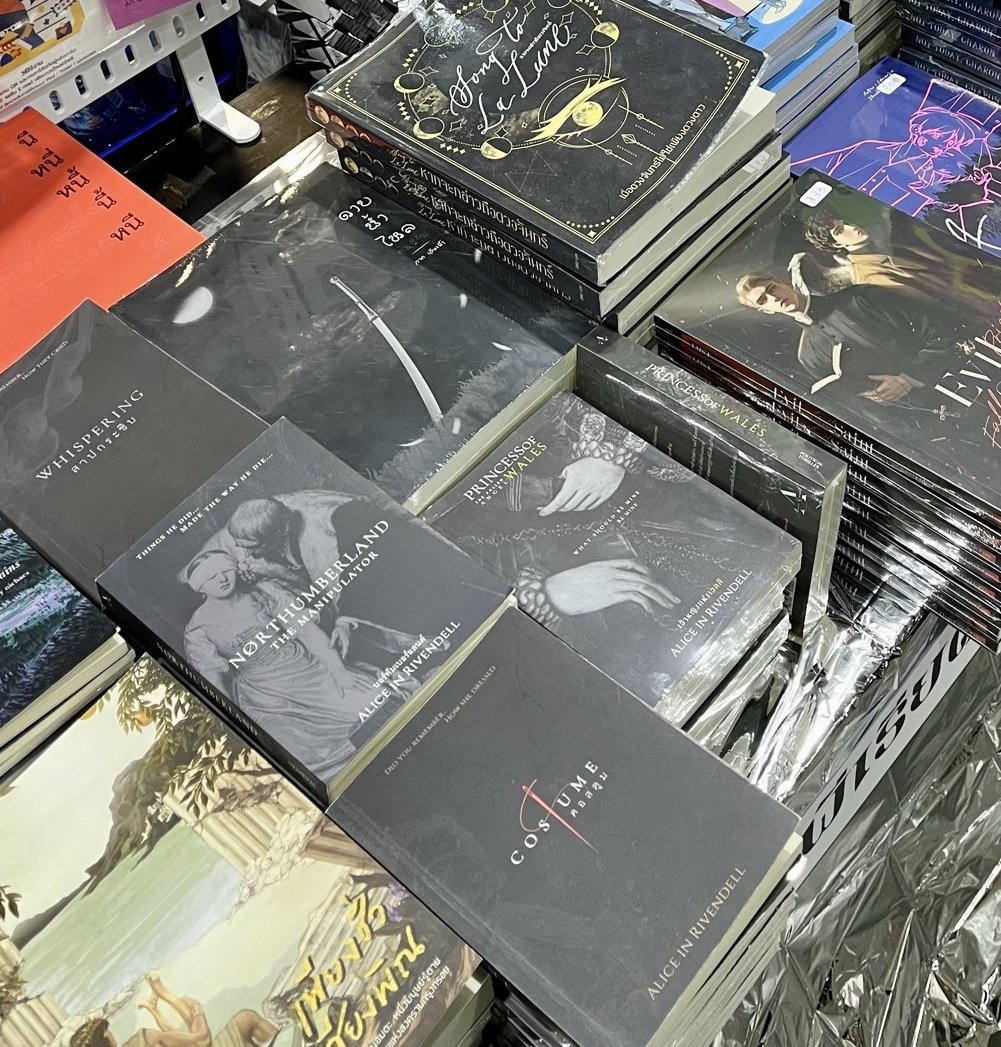 AliceMarryjane's tweet image. มาค่า : ) วันนี้ทั้ง 'วาด เวียงฟ้า' ผู้เขียน #ดาบน้ำไหล และอลิซอยู่ที่งานหนังสือทั้งวันนะคะ ใครอยากถือหนังสือมาหากัน แวะซื้อทุกปกที่ #K27 แล้วเมสเสจมาหาได้น้า 🤭❤️