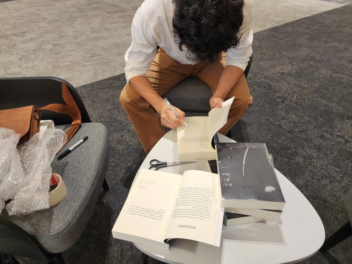 AliceMarryjane's tweet image. มาค่า : ) วันนี้ทั้ง 'วาด เวียงฟ้า' ผู้เขียน #ดาบน้ำไหล และอลิซอยู่ที่งานหนังสือทั้งวันนะคะ ใครอยากถือหนังสือมาหากัน แวะซื้อทุกปกที่ #K27 แล้วเมสเสจมาหาได้น้า 🤭❤️