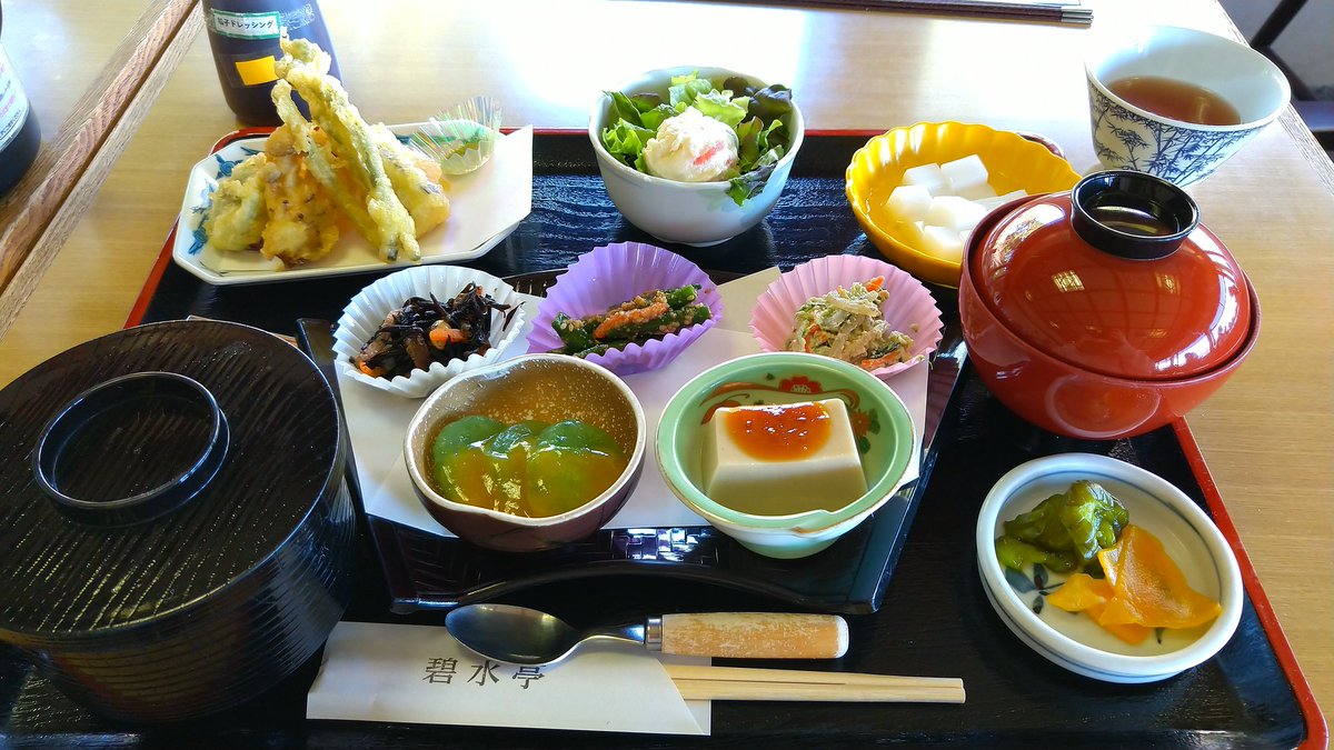 GreenTea_read's tweet photo. 30秒だけ村長になってきた 笑

そして天ぷら、しろあえ、ごまあえ、とうふ、刺身こんにゃくって好きなものがいっぱい

夏目漱石と森鴎外亭にむいくん発見した https://t.co/0n3MOpiHNg
