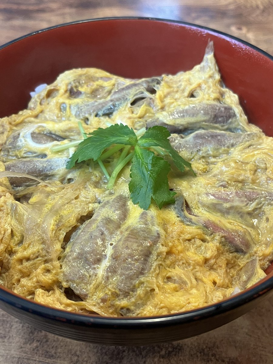 KAZUHIRO7538's tweet photo. 今日のお昼は両国でドジョウを食べました😋

骨抜きの柳川丼。マイウー😆

ライオンの株主総会の度にここで食べようと思っててようやく実現。亡くなった父がドジョウ好きで浦安に魚市場があった時はよく買ってきてました。明日は父の祥月命日。多少は供養になったかな😊 https://t.co/gkzHRDEICX