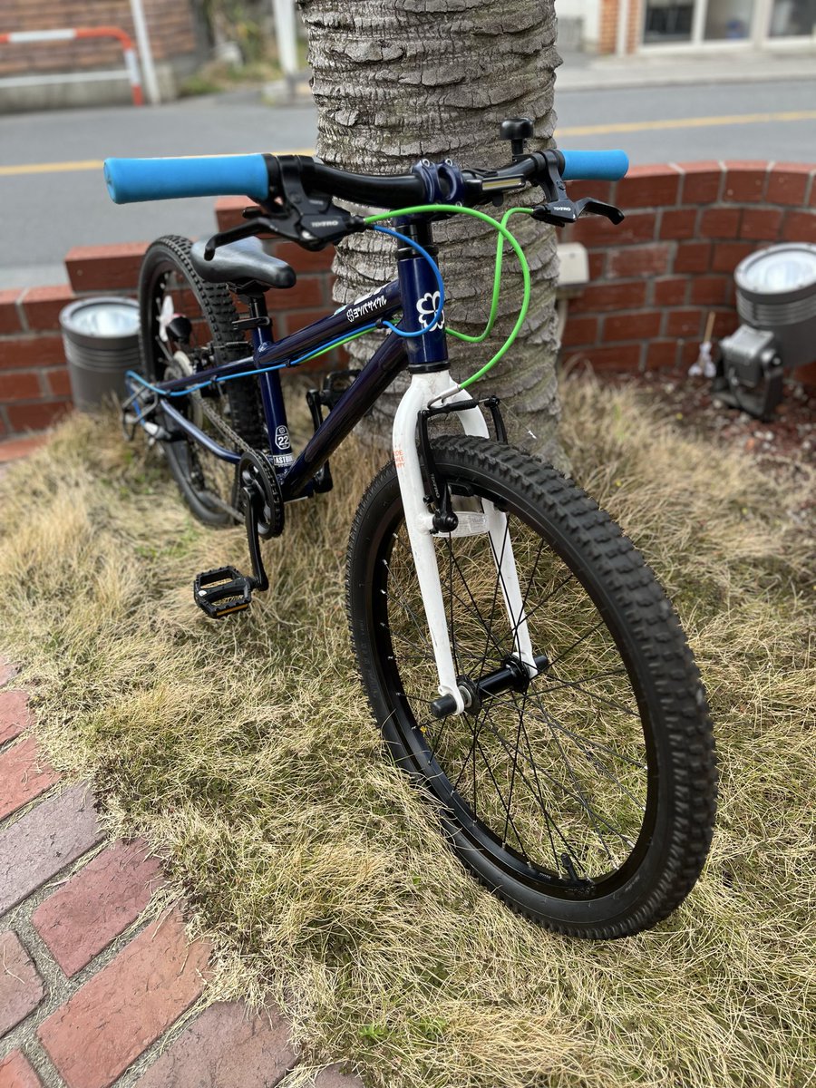 astbikes's tweet image. １年点検でお持ち頂きそのままカスタム致しました。グリップと変速ワイヤーをブルーに、ブレーキワイヤーはグリーンに変更し新車の様な気持ちで乗って下さいね。カッコ良いし
#マウンテンバイク
#ヨツバサイクル
#astbikes
#astforest
#練馬板橋
#和光市秩父市
astbikes.square.site