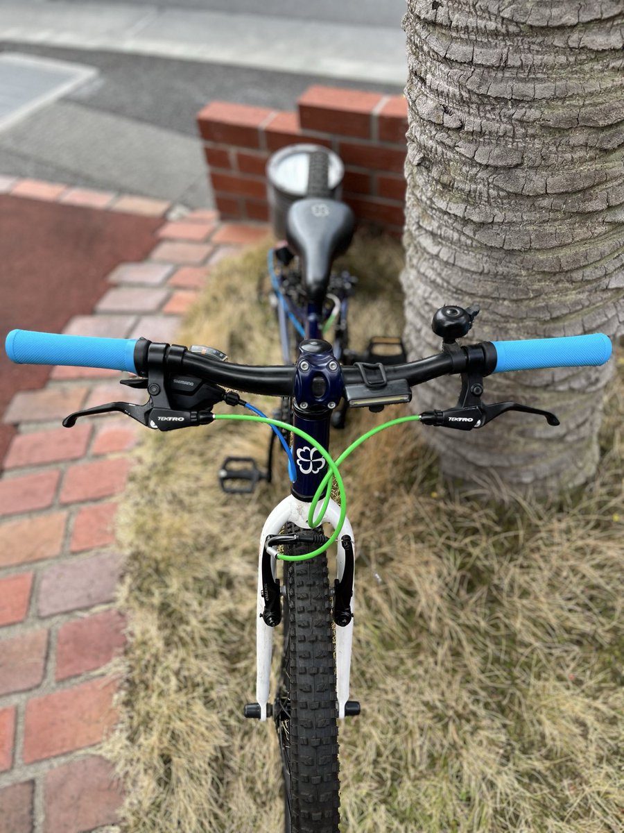 astbikes's tweet image. １年点検でお持ち頂きそのままカスタム致しました。グリップと変速ワイヤーをブルーに、ブレーキワイヤーはグリーンに変更し新車の様な気持ちで乗って下さいね。カッコ良いし
#マウンテンバイク
#ヨツバサイクル
#astbikes
#astforest
#練馬板橋
#和光市秩父市
astbikes.square.site