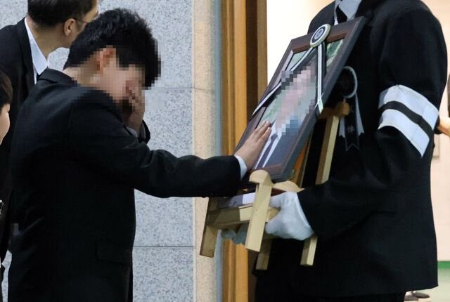 <a href="/Jaemyung_Lee/">이재명</a> 호떡 처먹을 때 화재로 목숨 잃은 아버지 영정사진 앞에서 흐느끼는 아들 모습은 방해가 될겨 그제? 언론에선 비춰주지도 않네.