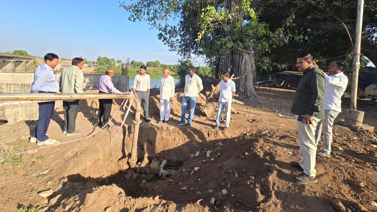 DC_Nandurbar's tweet photo. प्रकाशा गावाच्या पाणी प्रश्नावर प्रशासन सज्ज!

मा. उपविभागीय अधिकारी श्री. कृष्णकांत कनवरिया यांनी गोमाई नदी पुलाच्या कामाची पाहणी करत पाणीपुरवठ्यासाठी कुपनलिका व नवीन उपाययोजनांबाबत नि��्देश दिले. 

#Nandurbar #Shahada #WaterManagement https://t.co/IzyVBeCQQ2