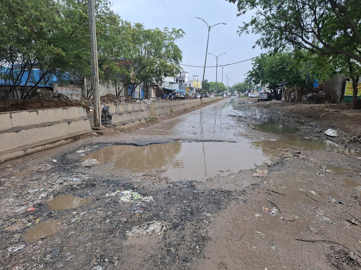 MihikaShahh's tweet image. Another proof of crumbling #road infrastructure in #Gurugram 
This is #Gurgaon-Pataudi road, Gadoli Khurd. Think twice before calling this city #MilleniumCity. 
@NHAI_Official @MunCorpGurugram @OfficialGMDA @DC_Gurugram @cmohry @NayabSainiBJP @VipulGoelBJP @MukeshSharmaGG