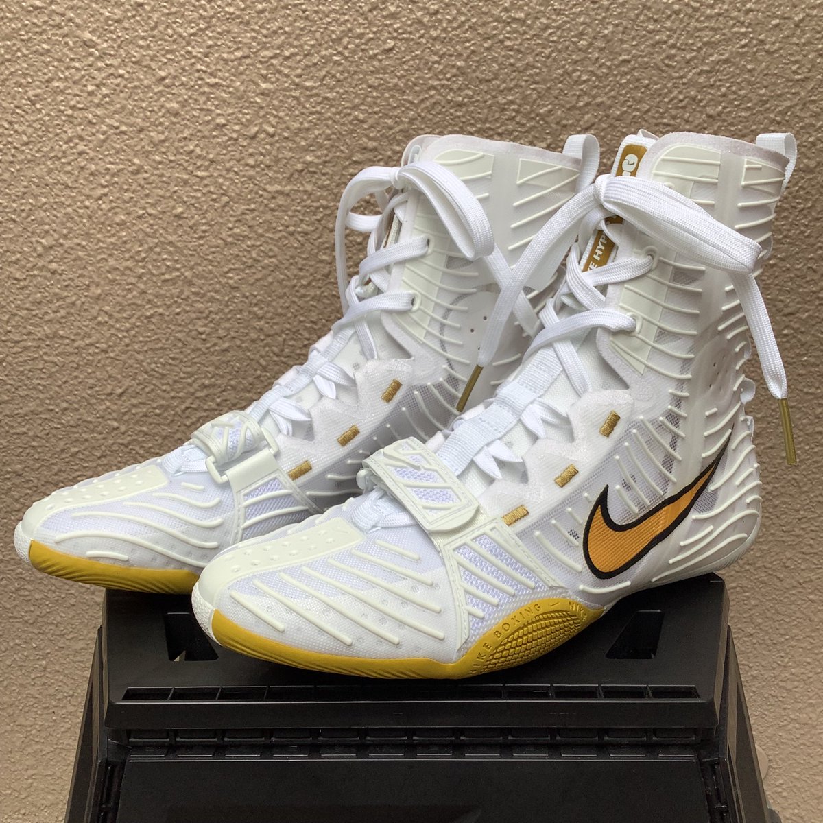 NIKE HYPER KO 3 WHITE/METALLIC GOLD 史上最軽量10.2オンスのナイキ