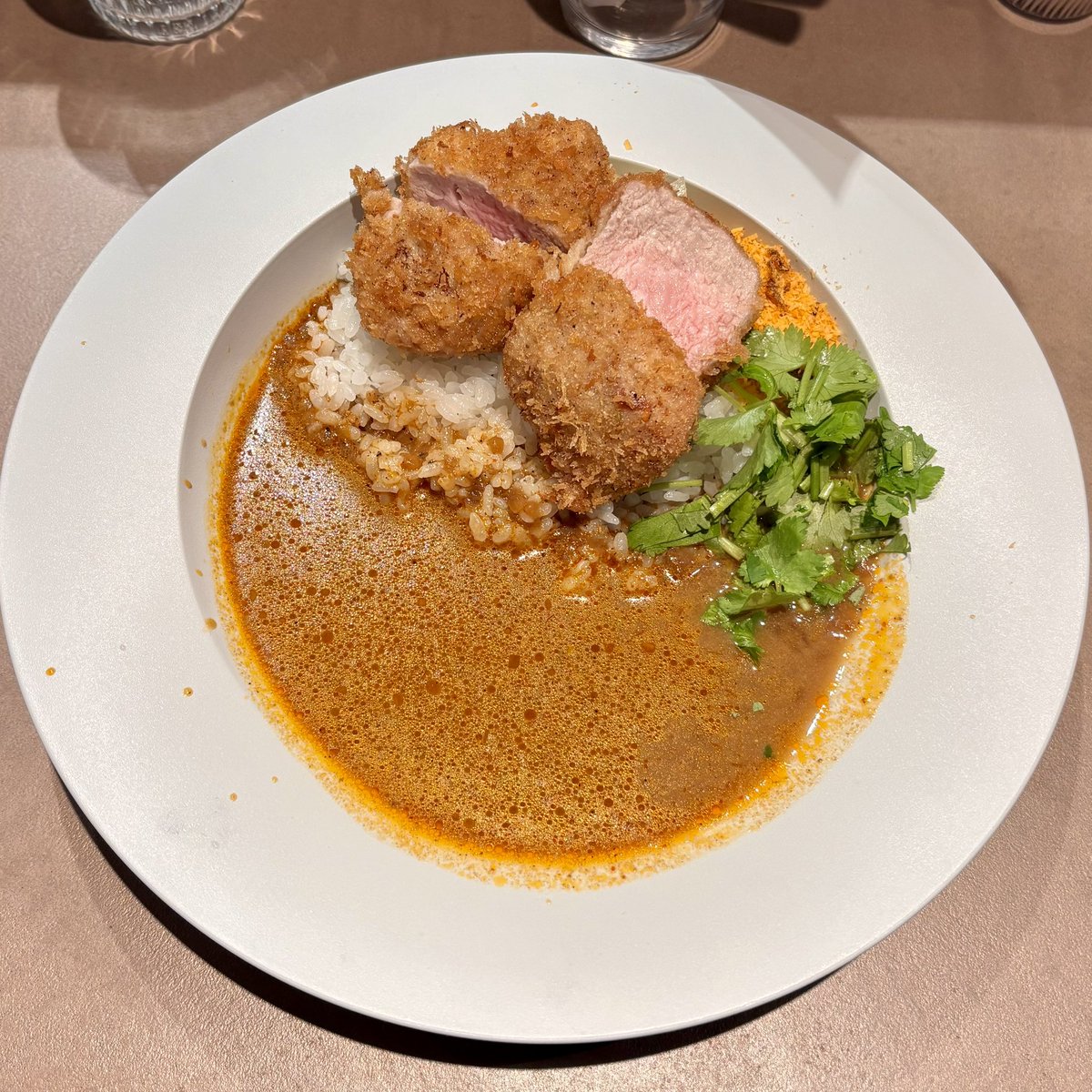 neene3's tweet photo. 今日はシャンカラ堂なんばさんでやわらかヒレカツカレーを頂きました。肉は種類や調理法によりあまり得意ではない時もあるのですが、こちらのヒレカツは本当に食べやすく軽い！美味かった…
#カツカレー
#カレー
#スパイスカレー
#なんばランチ https://t.co/iSel3zkfxf