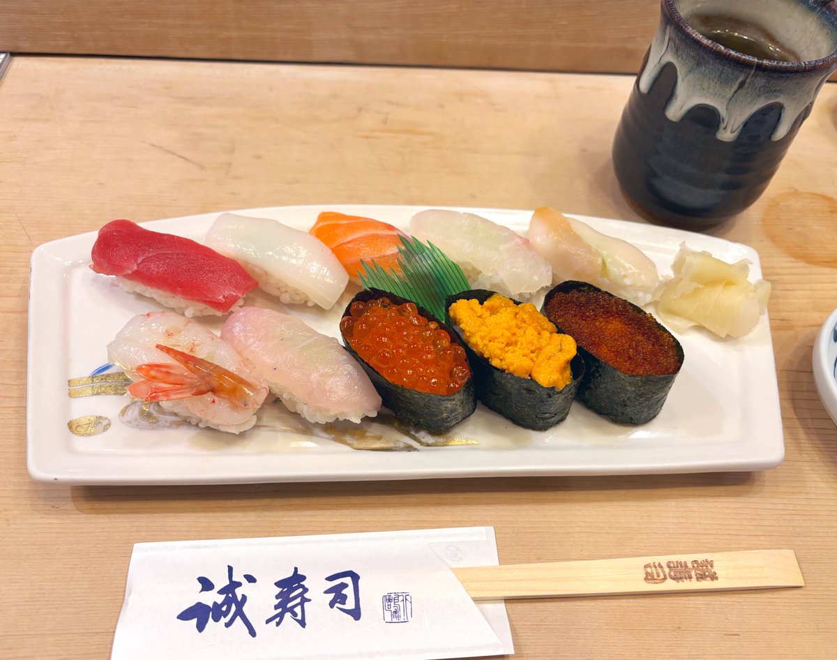 mugitora__xxx's tweet photo. 今日のランチは席押え3000円クーポン使って10円おしゅし🍣

シャリもでかくて食べ応えあり😋
いなり寿司で微調整🙌
ご馳走様でした！

 #誠寿司 https://t.co/bNBH5DrhxM