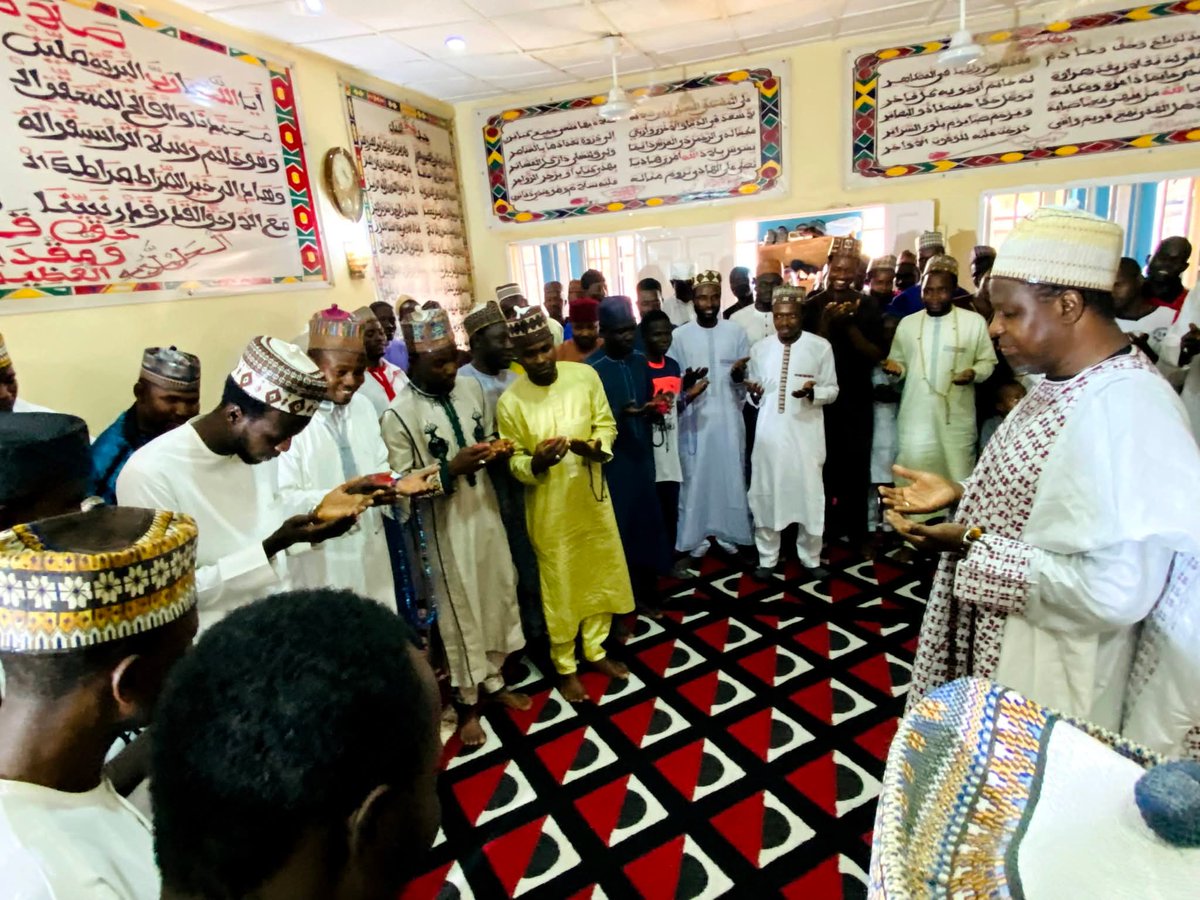 Maidiwanigroup's tweet photo. Alhamdu Lillahi.

ZIYARAR BARKA DA SALLAH 

Ƴan'uwa Ahlul Faidhati Mai Diwani Group, 
Na Garuruwa Daban-Daban Sun Kawowa Shehu Isma'ila Umar Almaddah (Mai Diwani) Ziyarar Barka da Sallah 
Kano Asimatul Faidhati 
Kubau Jihar Kaduna 
Yau Alhamis, 26/03/2026 https://t.co/5N91glu3Sc