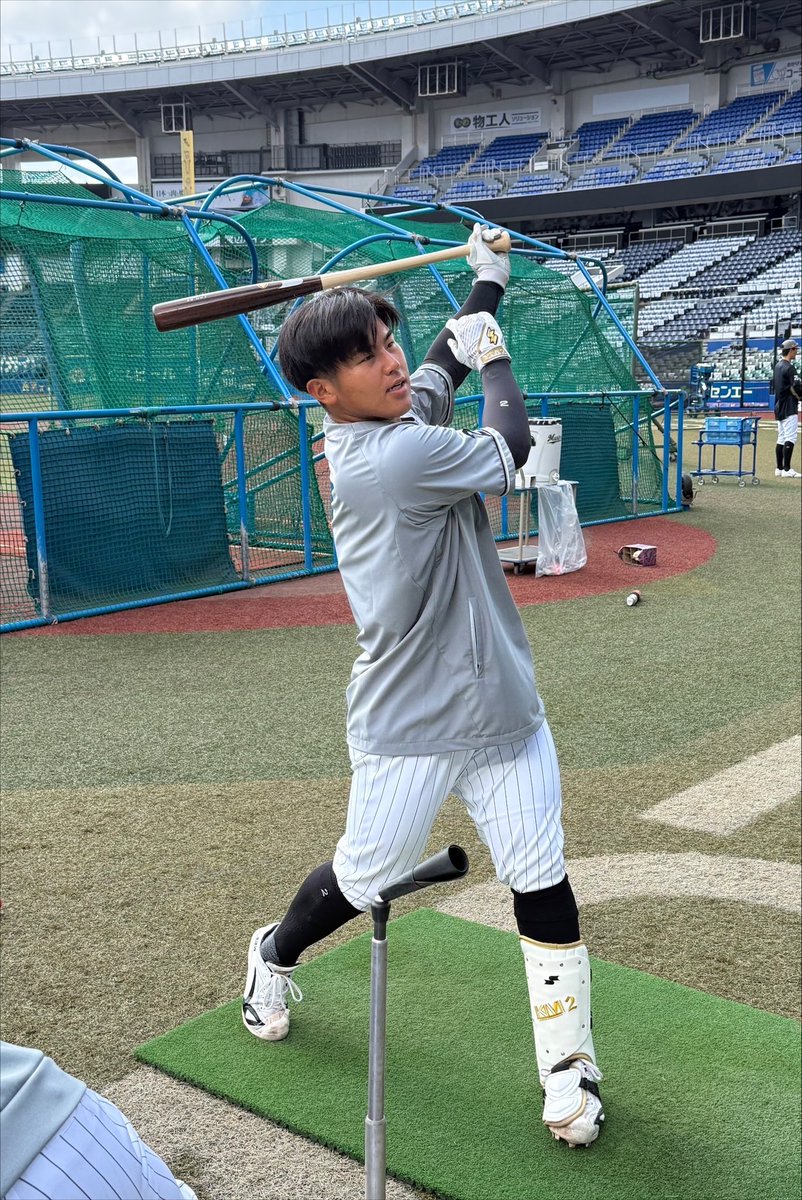 千葉ロッテ　松川虎生　フットガード 試合に向けて打撃練習を行う #松川虎生 選手。 #chibalotte #広報