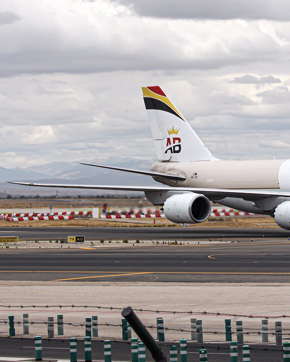 dasgonaviation's tweet image. "La Reina de los Cielos" rodando en LEMD, en este caso del grupo carguero Hongyuan Group📦✈️

@Spottersbcn 
#aviation #spotting #madrid #boeing #b747 #hongyuangroup #taxiing #passion