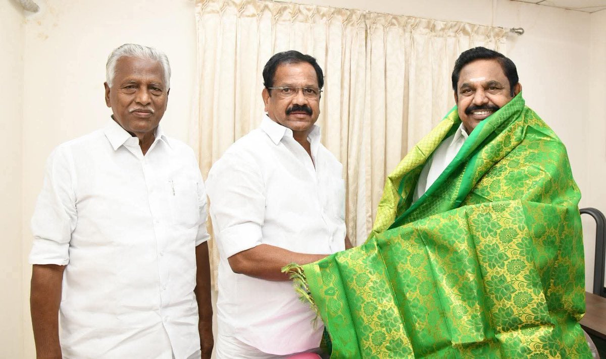 39ee224fb8a946b's tweet photo. அதிமுக கிருஷ்ணகிரி மாவட்ட முன்னாள் செயலாளரான

கோவிந்தராஜ் அவர்கள் ஓபிஎஸ் அணியில் இருந்து விலகி

மீண்டும் தாய் கழகமான அதிமுகவில் இணைந்தார் https://t.co/iukiMhz7IF