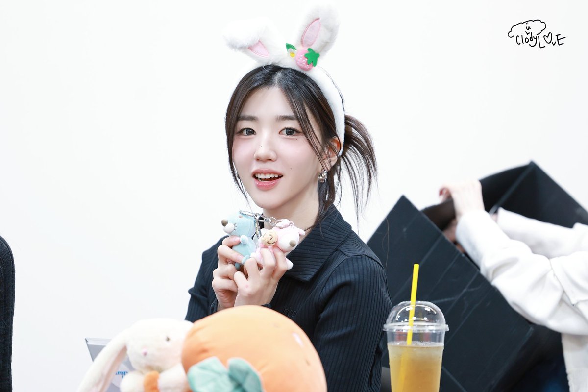 cloudyl0ve's tweet photo. 260321 팬싸 
바보 토끼 ㅋㅋㅋ

#tripleS #트리플에스 #박소현 
#소현 #SoHyun #トリプルS https://t.co/NUjlSrmoNZ