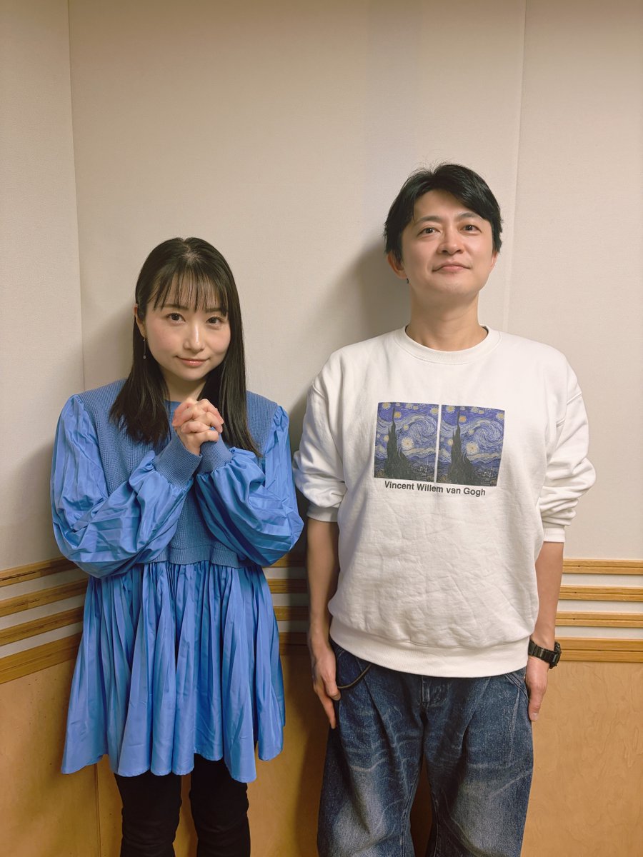narouqr's tweet photo. 第391回…そして最終回のご視聴ありがとうございます📻

これまで番組を応援してくださったリスナーさんからたくさんのメールを頂きましたので、時間が許す限り読ませていただきました！
「タイトルは面白そう」のサンプラーもこれで押し収めです…！

＜写真は初回投稿と同じポーズ＞

#なろラジ https://t.co/FEQ9sn6hTs