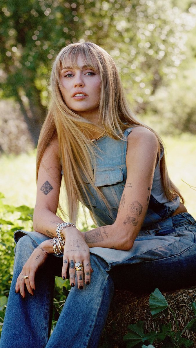 Miley Official tweet media