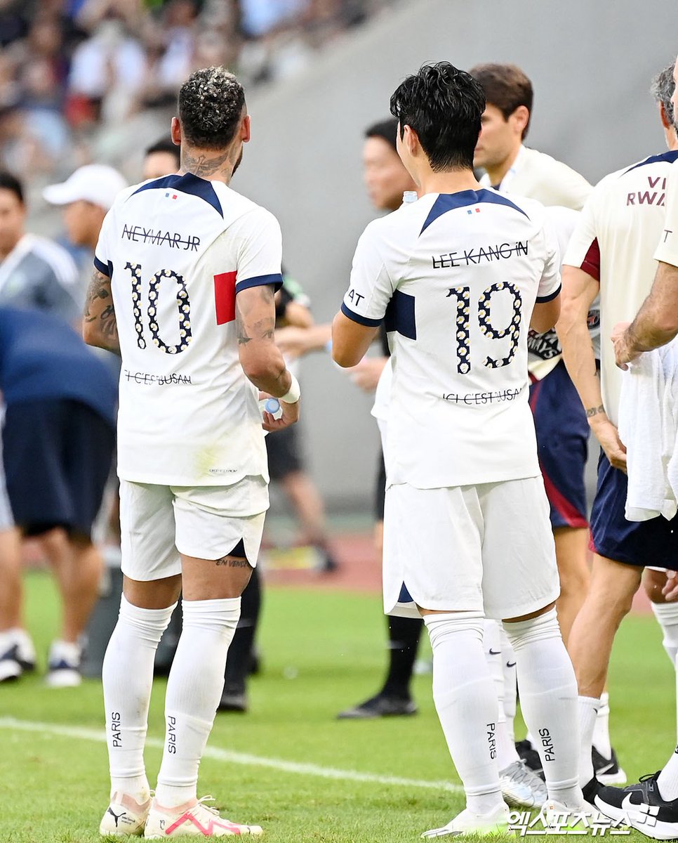 jekkibby2's tweet photo. Korean Football Association will be having a collab with PEACEMINUSONE x NIKE?

omg what if GD is designing their kits for the upcoming world cup? THAT WOULD BE SICK 

remember jiyong designed a special kit for PSG before! https://t.co/lZzoMkTIm1
