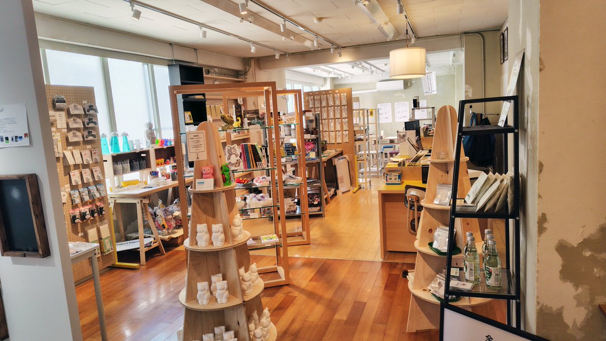 私が名古屋市北区の柳原通商店街で始めたお店「ユメツナベース」は、まちのクリエイティブルームというコンセプトのギャラリー・雑貨販売・ワークスペースの複合店。
面白いお店にしていきますので、お近くにお越しの際はぜひお立ち寄りください。
#ユメツナベース #柳原通商店街