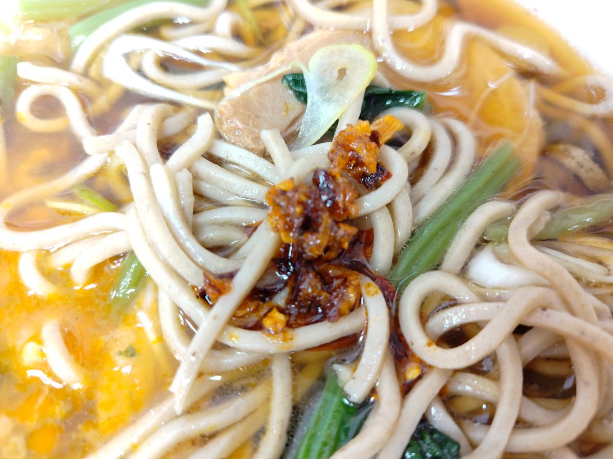 松石@高田馬場
肉玉そば（煮豚）＋山菜
朝から松汁を欲したので駆け込んだ！
美味い！そして染みる！
煮豚は初めてだけどかなり気に入った。
汁の邪魔をせずしっかり美味い！
そしてこの辣油が辛くて旨くて凄く好き。
そりゃ中毒になるよ！
腹パンで死ぬほど美味かった！
#立ち食いそば
#路麺