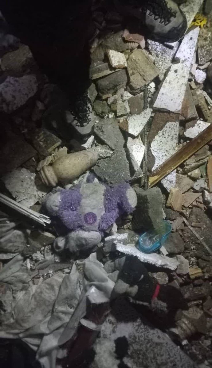 itsalireza_akb's tweet image. US–Israeli attack on a 4‑unit residential building in Urmia; several civilians reported killed.