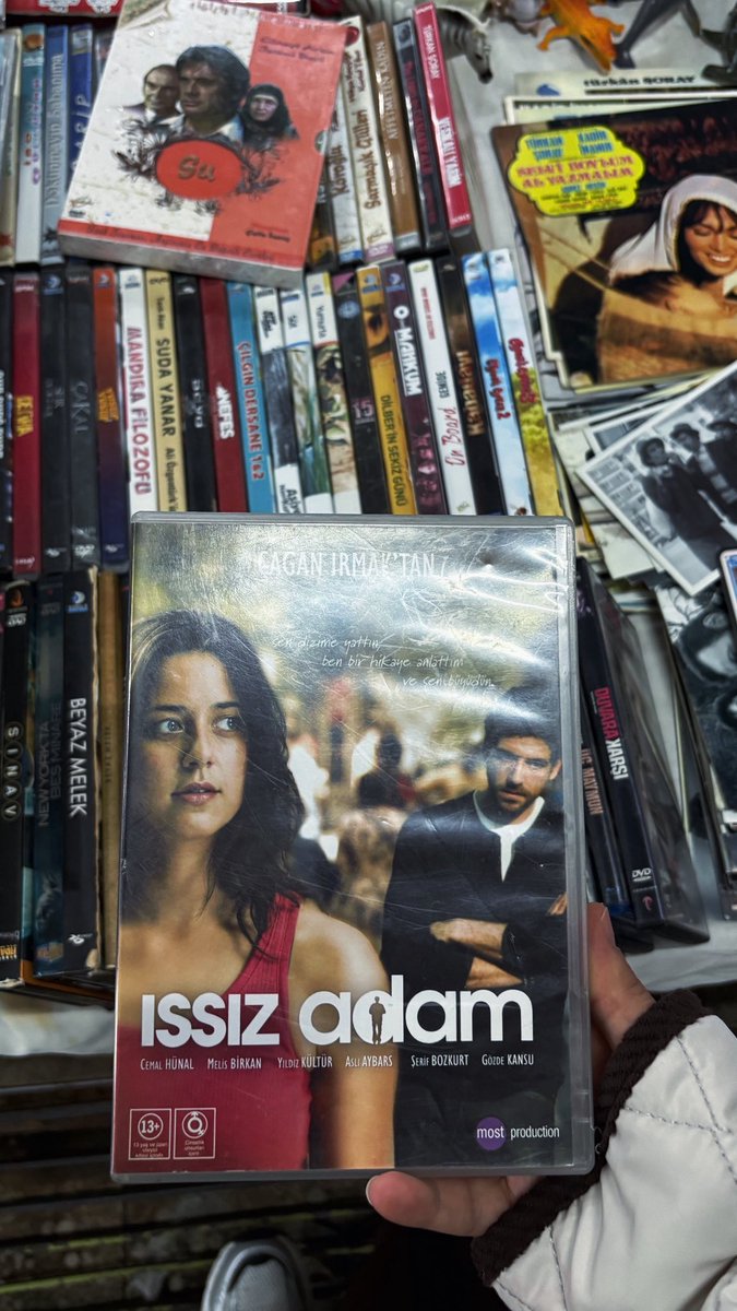 -O aşk filmi abi bir kadınla erkek arasında geçiyor
-başka neyin arasında geçecek dingil kadınla erkeğin arasında geçecek